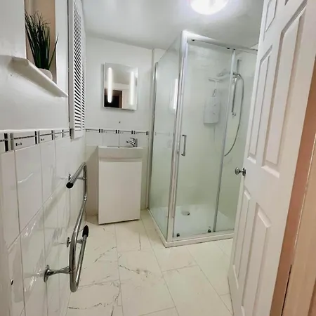 Spacious & Cosy, Short Stroll To The Centre